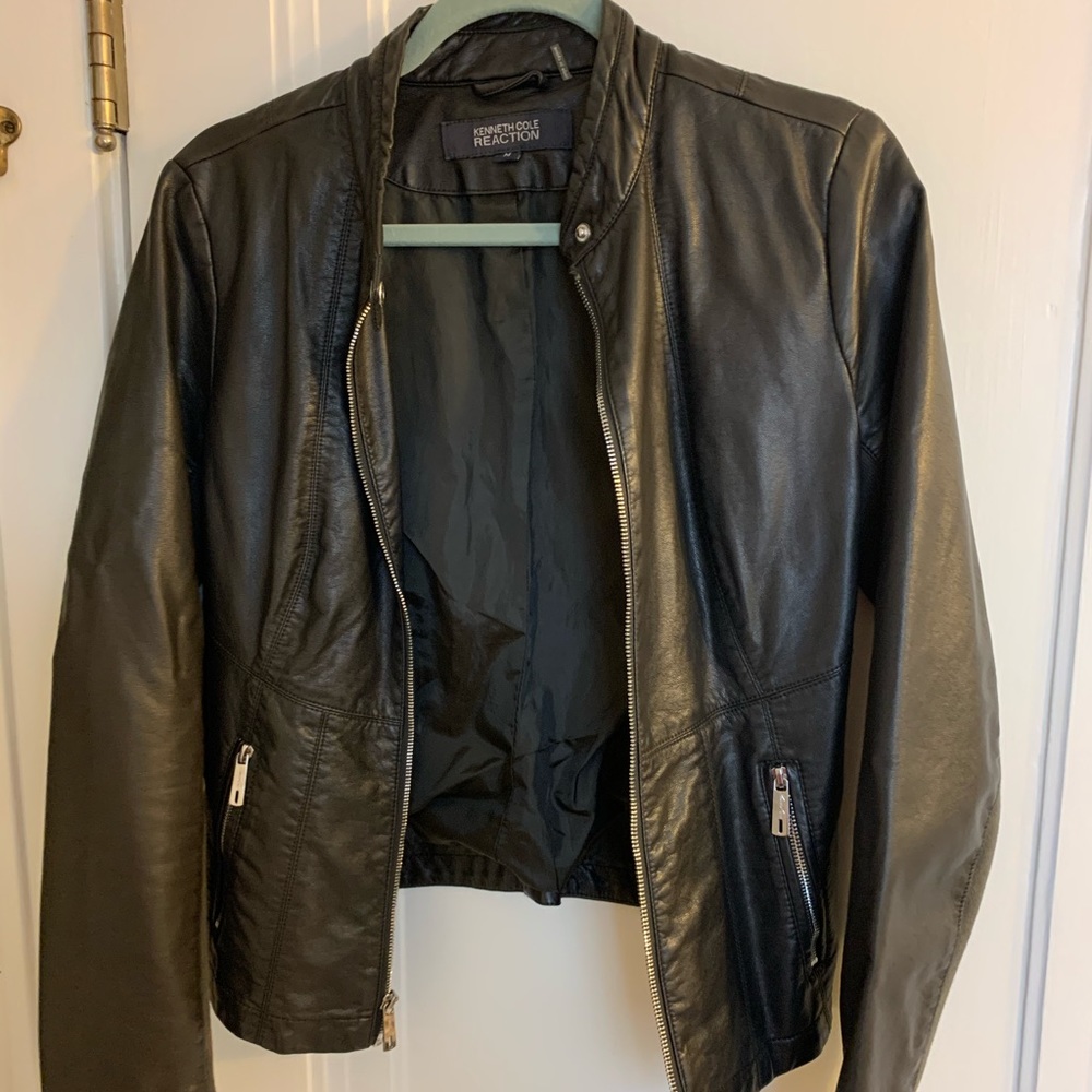 Faux leather cropped and fitted jacket